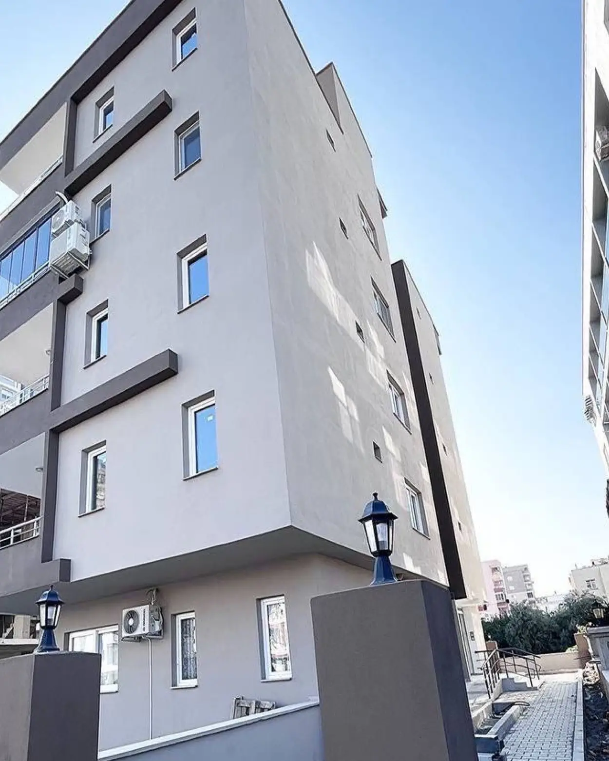 Sokaktan binanın görünümü