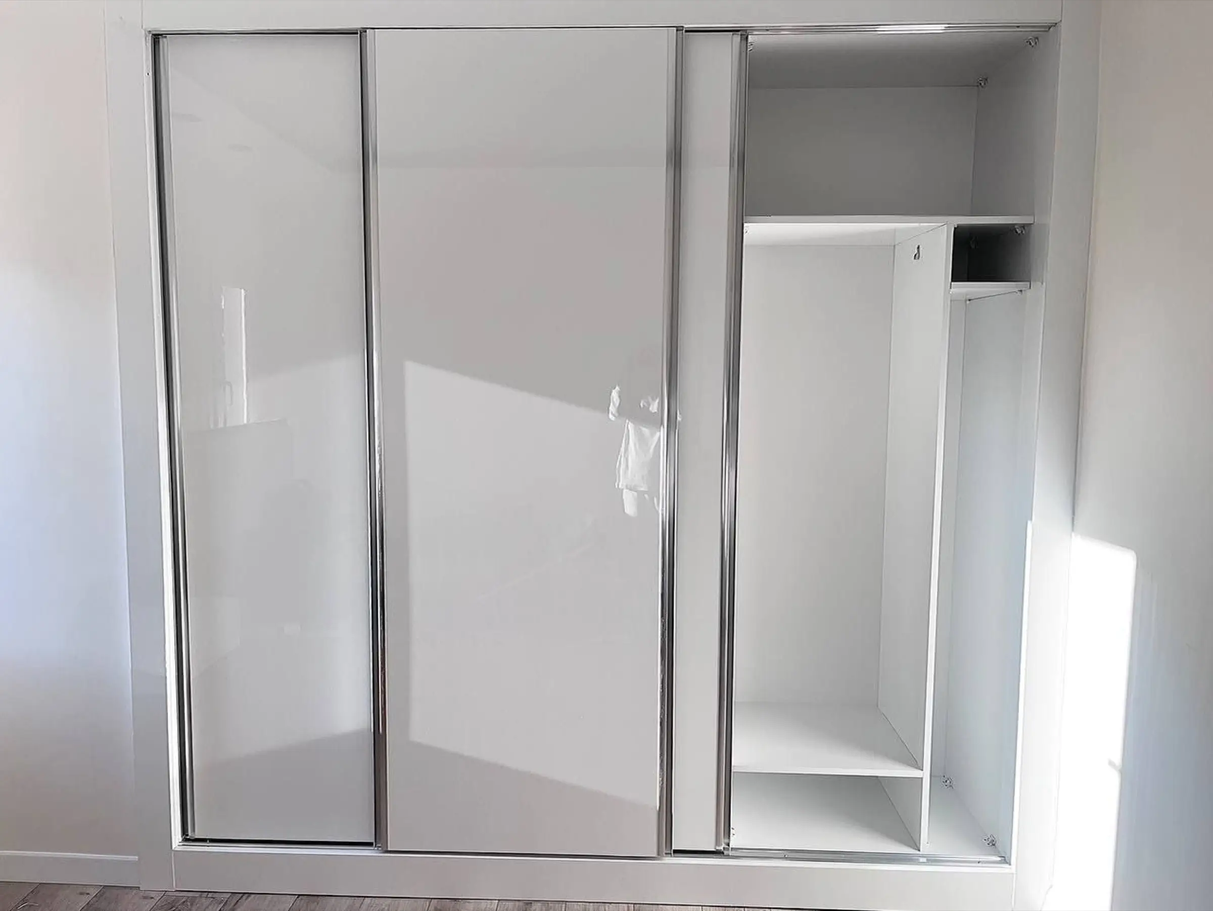 Sliding-door wardrobe in the bedroom